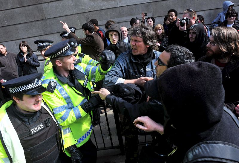 Varios policías forcejean con un grupo de manifestantes