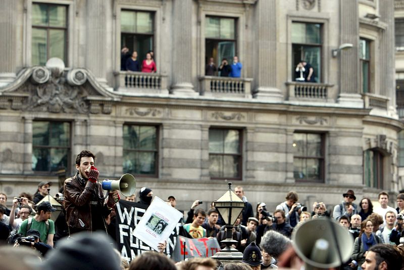 El centro financiero de Londres aparece este miércoles lleno de activistas anti sistema que protestan contra la celebración de la cumbre del G-20