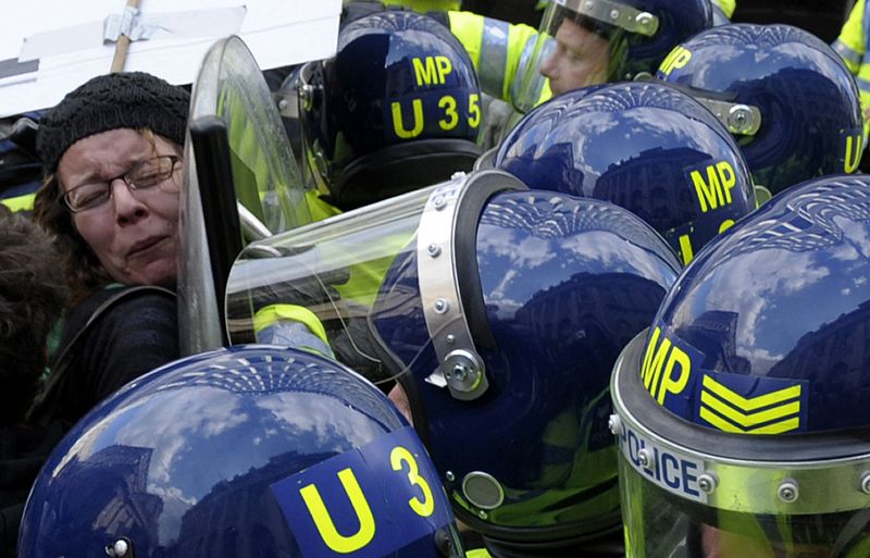 Choques entre los agentes de policía y los manifestantes en la calles de Londres
