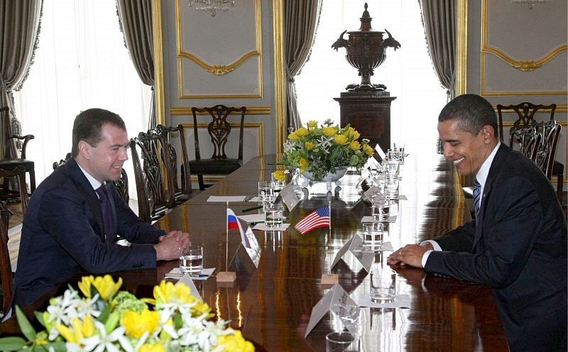 Barack Obama conversa con Dmitri Medvédev durante una reunión en Londres