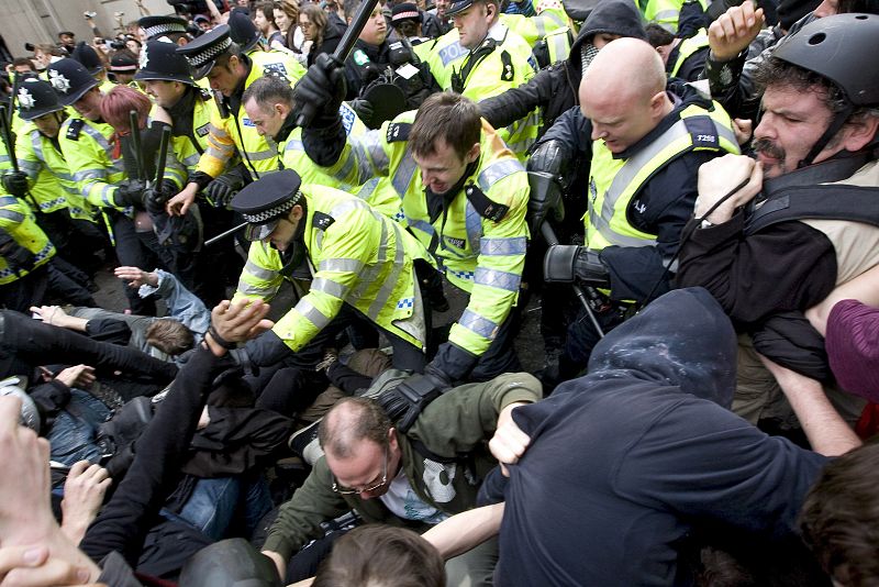 Agentes de policía cargan contra un grupo de manifestantes en Londres.