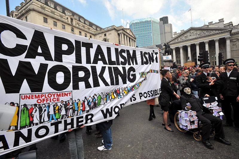 Un grupo de manifestantes protesta contra el capitalismos frente al Banco de Inglaterra.