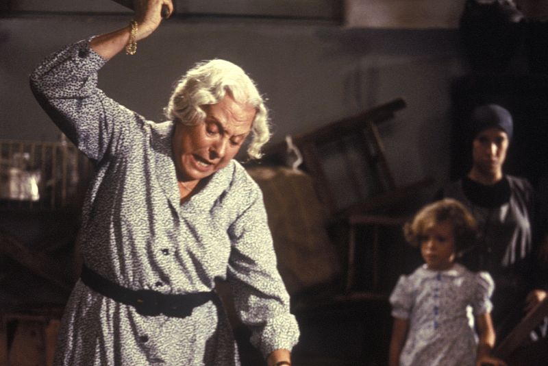 Celia junto a doña Merlucines (María Luisa Ponte)