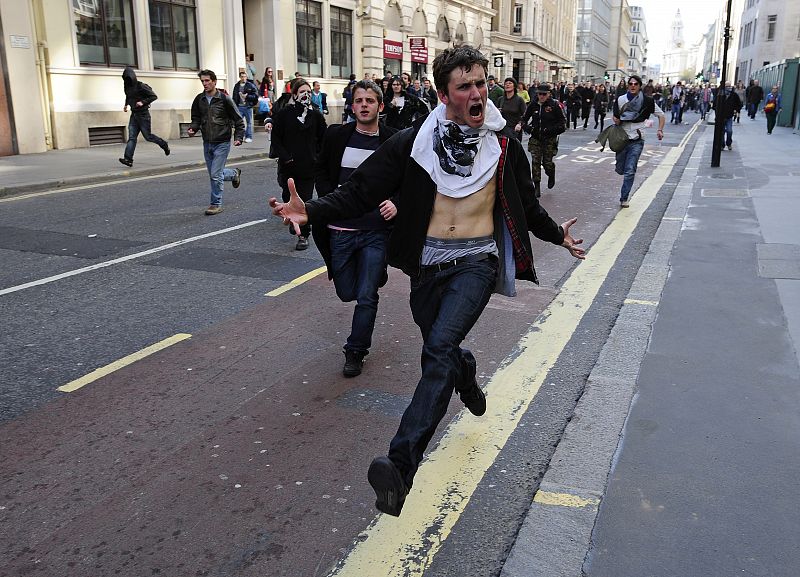 Manifestantes corren por una calle de Londres