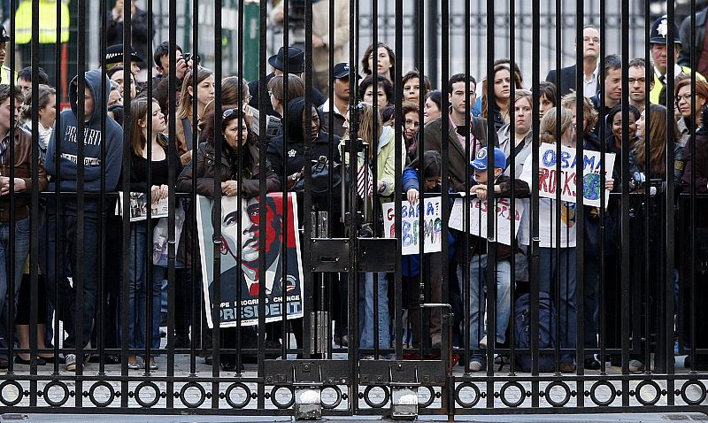 Numerosos ciudadanos muestran su apoyo al presidente Obama a las puertas de Downing Street en Londres