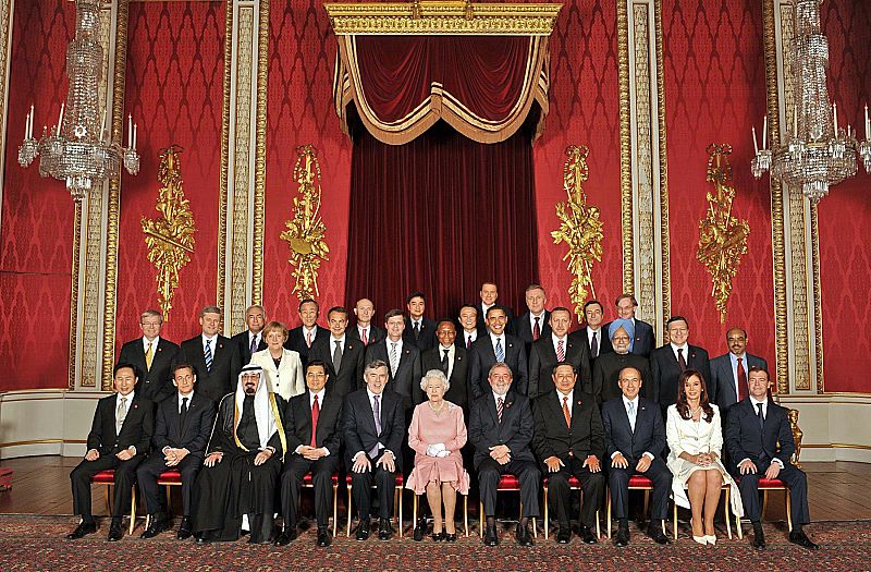 Los líderes del G-20 posan con la Reina Isabel II de Inglaterra en el Palacio de Buckingham