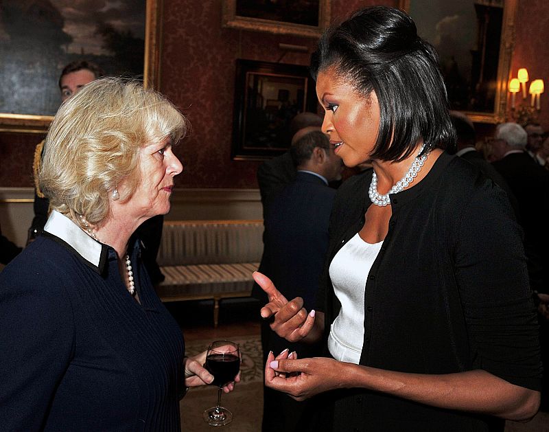 Camilla, Duquesa de Cornwall, habla con la primera dama estadounidense, Michelle Obama