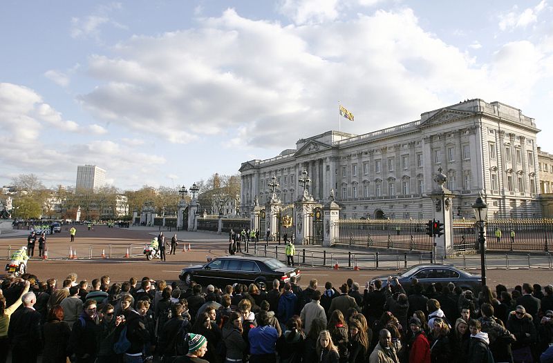 El presidente de Rusia Medvedev llega al Palacio de Buckingham