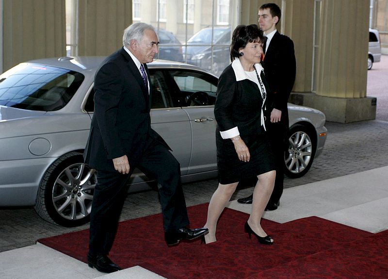 El director gerente del Fondo Monetario Internacional, Dominique Strauss-Kahn, y su esposa, Anne Sinclair, a su llegada al Palacio de Buckingham