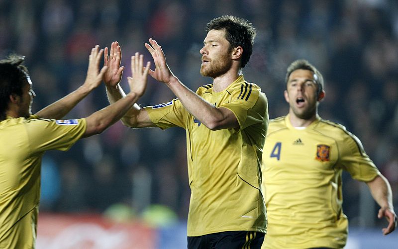 Empieza la remontada. Xabi Alonso celebra el primer gol de España ante Turquía que supuso el empate de la "Roja" tras el gol de Semih Senturk.