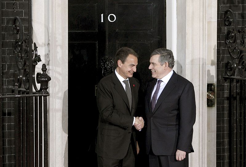 El presidente del Gobierno español, José Luis Rodríguez Zapatero saluda al primer ministro británico, Gordon Brown