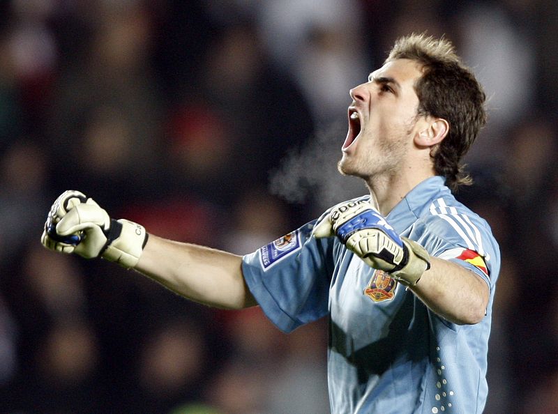 Íker Casillas celebra el gol marcado por Riera y que da la victoria al conjunto español.