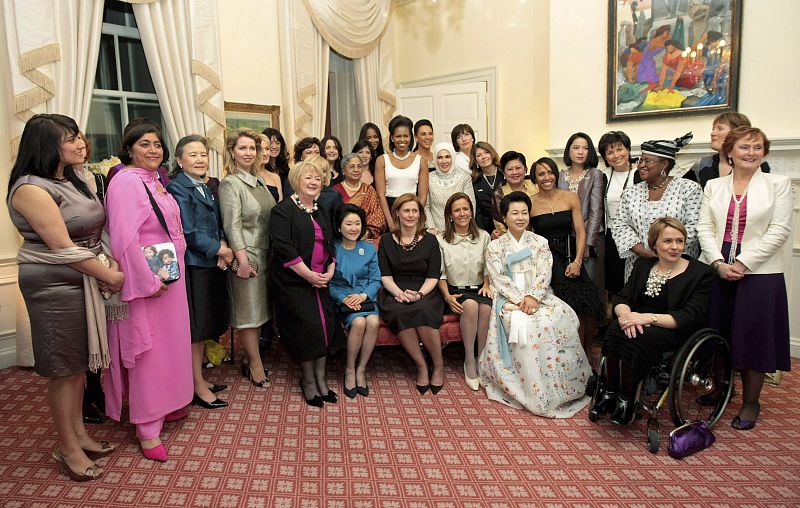 Las esposas de los líderes del G-20 posan antes de la cena en Downing Street