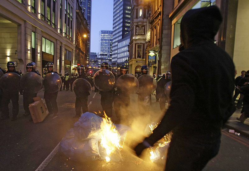 Un manifestante prende fuego frente al Banco de Inglaterra en Londres