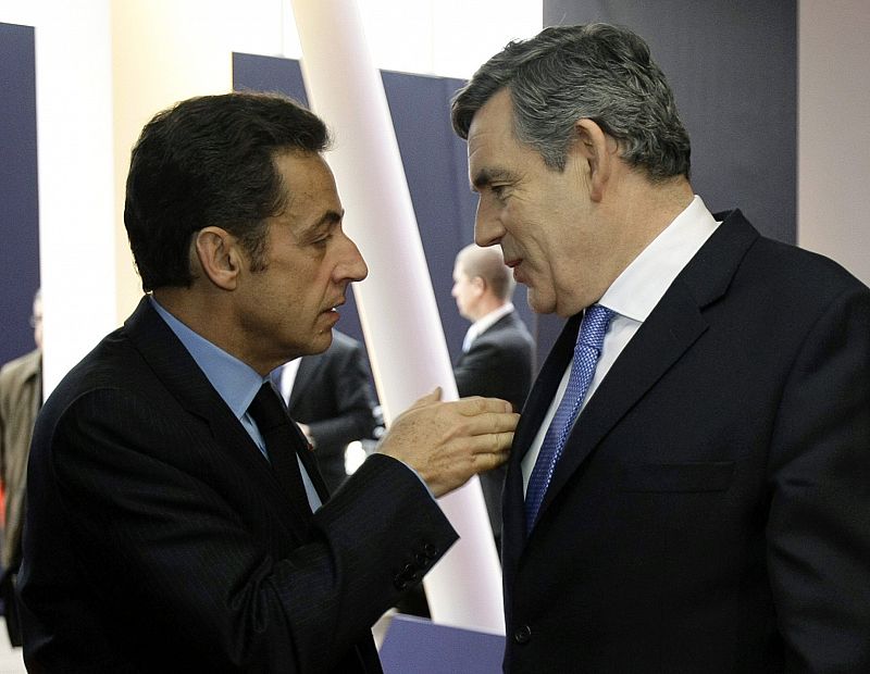 Brown y Sarkozy charlan antes del inicio de la reunión.