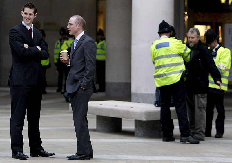 La policía cachea a un hombre, en el centro de Londres