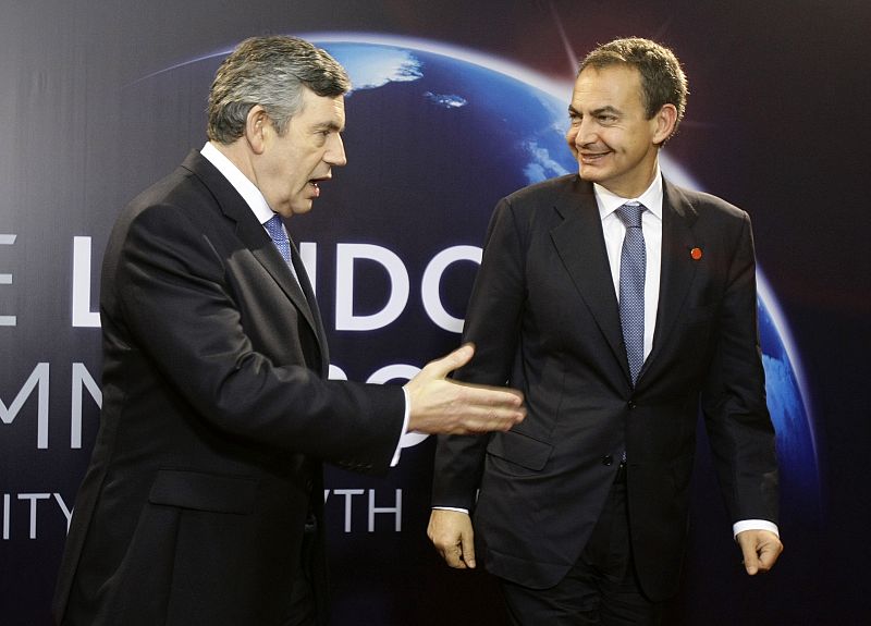 Zapatero posa con Gordon Brown unos momentos antes del inicio de la cumbre del G-20