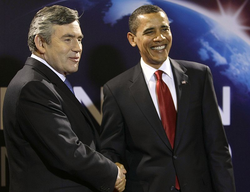 Brown saluda a Obama en el centro de convenciones ExCel, donde se celebra la cumbre del G-20