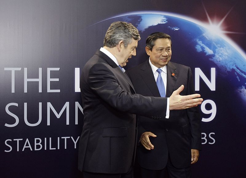 El presidente indonesio, Susilo Bambang Yudhoyono, llega al centro de convenciones en el que se celebra la cumbre del G-20