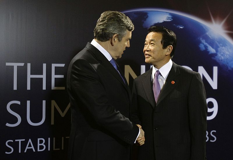 El primer ministro japonés, Taro Aso, saluda a Gordon Brown