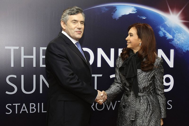 Cristina Fernández de Kirchner saluda a Gordon Brown