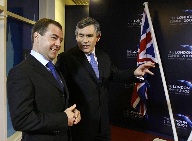 Brown saluda al presidente ruso, Dimitri Medvedev, antes del inicio de la cumbre