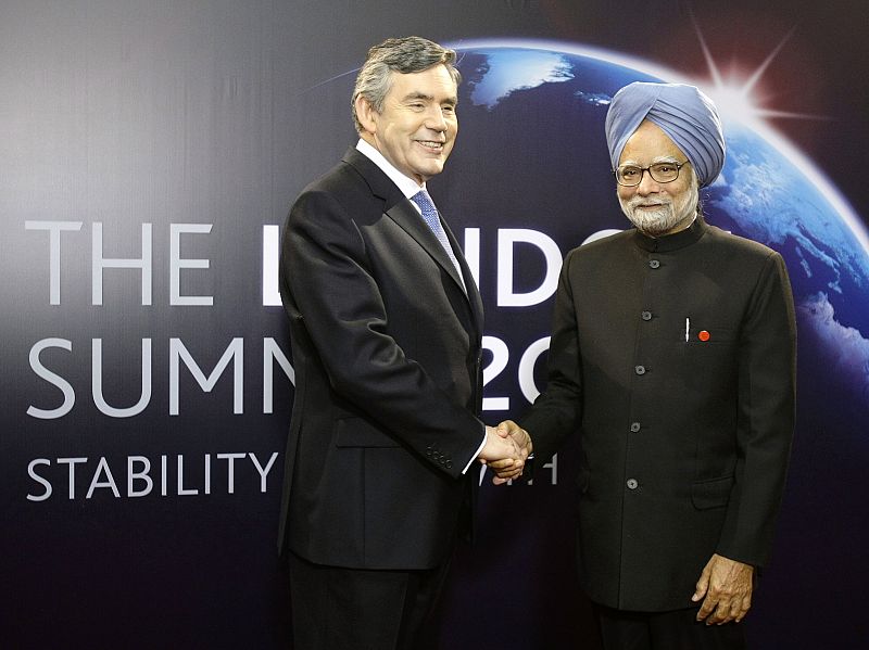 Brown greets estrecha la mano de su colega indio, Manmohan Singh