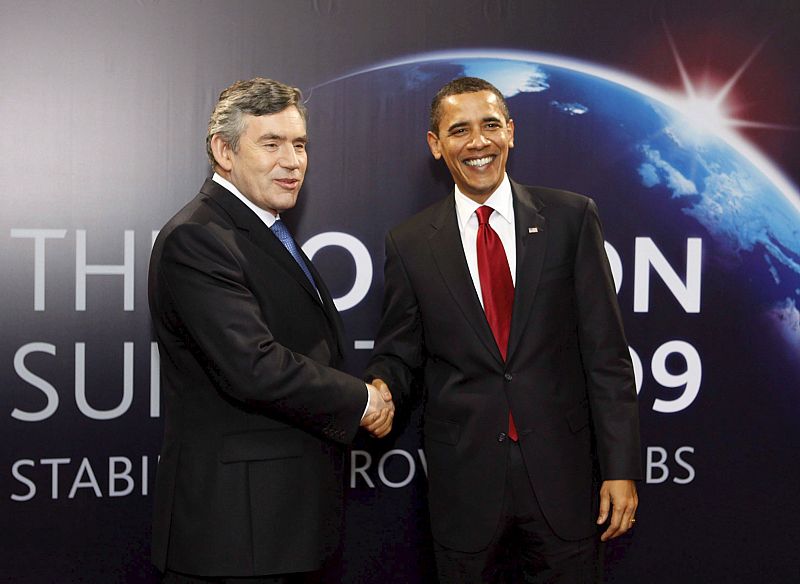 El presidente de Estados Unidos, Barack Obama, estrecha la mano del primer ministro británico, Gordon Brown, durante su llegada al recinto ferial ExCel