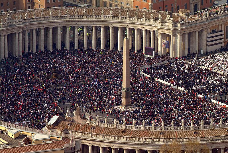 Miles de peregrinos en el Vaticano