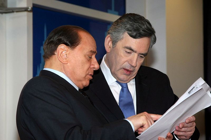 El primer ministro italiano, Silvio Berlusconi, conversa con Gordon Brown