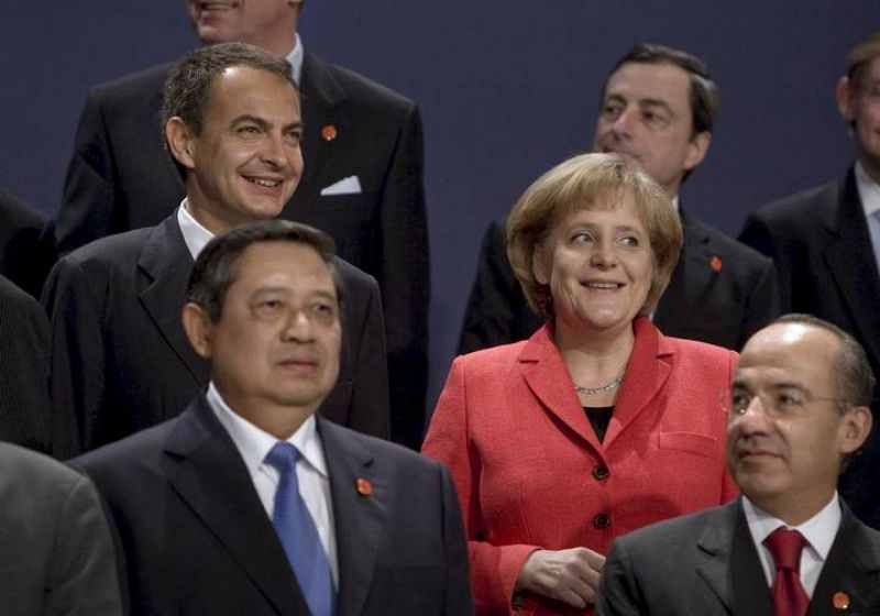 Zapatero junto a la canciller alemana, Angela Merkel, durante la foto de familia de la cumbre del G-20