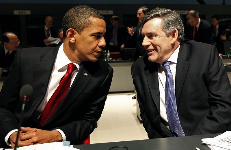 Obama y Brown charlan en la sala en la que se celebra la reunión del G-20