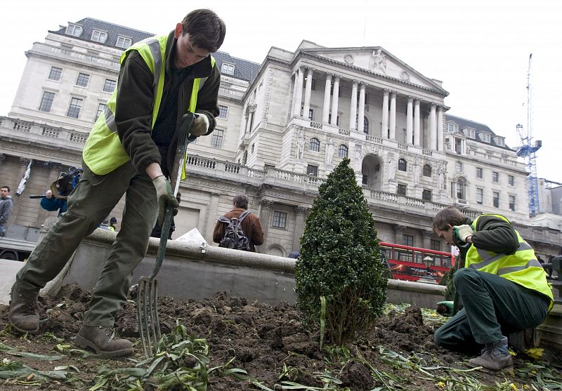 Jardineros arreglan los desperfectos ocasionados frente al Banco de Inglaterra tras las protestas