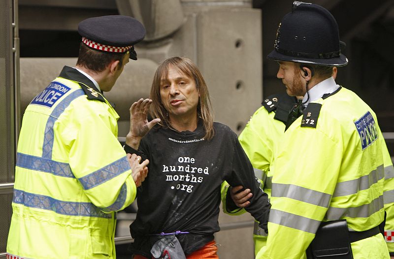 Alain Robert , también conocido como 'Spiderman', es arrestado por la policía