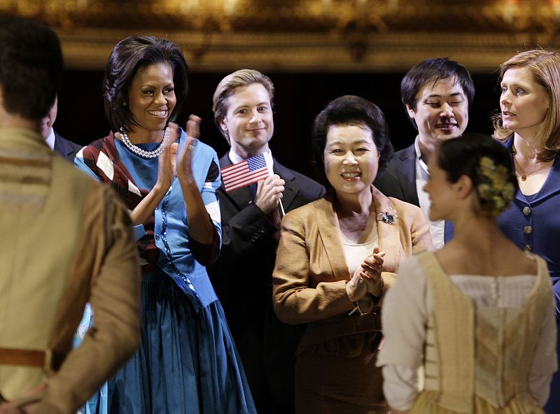 Michelle Obama aplaude a las bailarinas