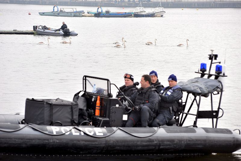 UN CONTINGENTE DE LA POLICÍA PATRULLA EL RÍO TÁMESIS EN LAS CERCANÍAS DE LA ESTACIÓN DE FERROCARRILES DE CANNING TOWN