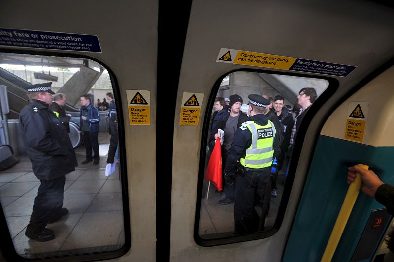 LA POLICÍA CACHEA A LOS PASAJEROS EN LA ESTACIÓN DE FERROCARRILES CANNING TOWN EN LONDRES