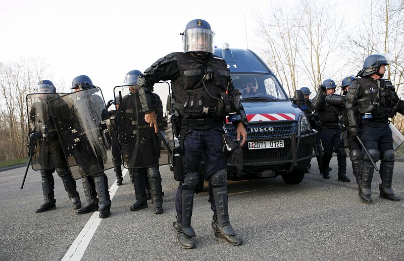 UN CENTENAR DE DETENIDOS TRAS UNA MANIFESTACIÓN CONTRA LA OTAN EN ESTRASBURGO