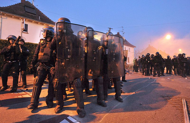 UN CENTENAR DE DETENIDOS TRAS UNA MANIFESTACIÓN CONTRA LA OTAN EN ESTRASBURGO