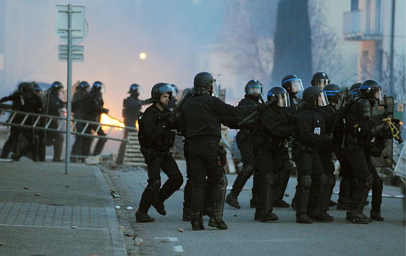 UN CENTENAR DE DETENIDOS TRAS UNA MANIFESTACIÓN CONTRA LA OTAN EN ESTRASBURGO