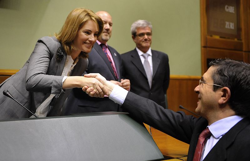 El lehendakari vasco, Patxi López, felicita a la nueva presidenta del Parlamento vasco, Arantza Quiroga.