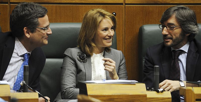 El presidente del PP vasco, Antonio Basagoiti, charla en el Parlamento con el secretario general de los populares vascos, Iñaki Oyarzábal, y la recién elegida presidenta del Parlamento vasco, Arantza Quiroga.