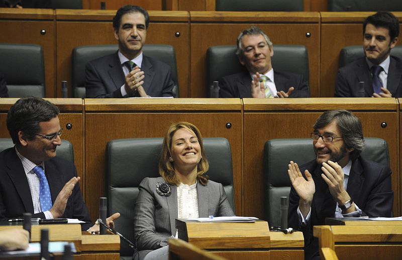 Los parlamentarios populares aplauden en el momento en el que Quiroga es designada nueva presidenta de la Cámara vasca.