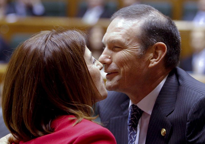 El lehendakari en funciones Juan José Ibarretxe, saluda a la ex presidenta del Parlamento Vasco, Izaskun Bilbao, al término de la sesión constitutiva de la Cámara.