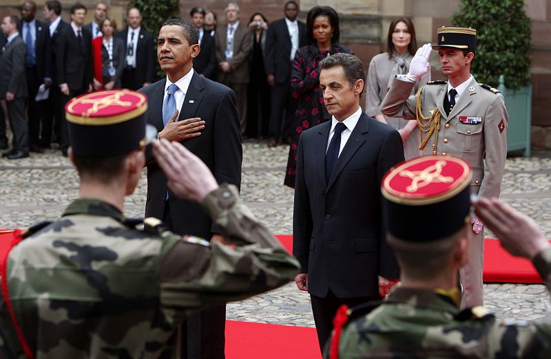 Sarkozy y Carla Bruni saludan al presidente de los EE.UU. y su mujer