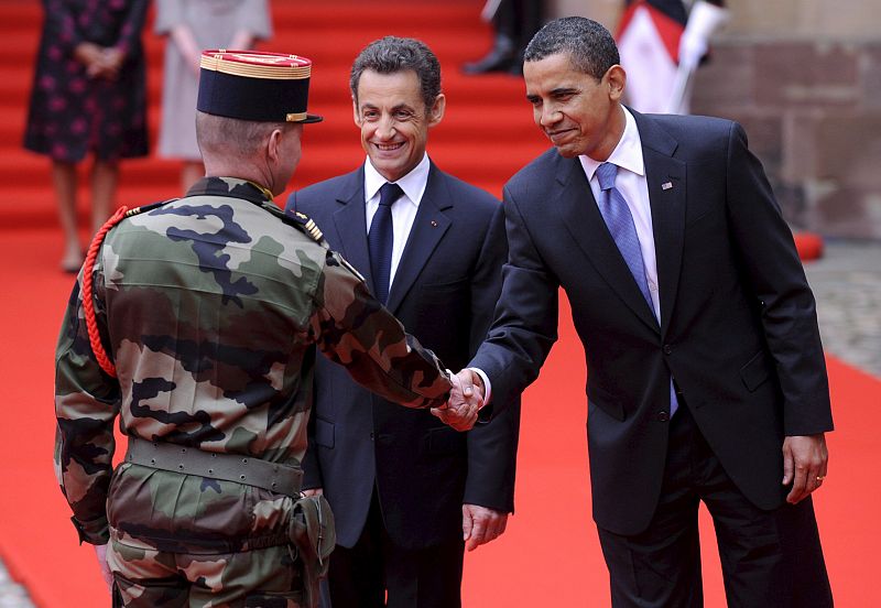 El presidente estadounidense, Barack Obama, estrecha la mano de un oficial de Ejército francés