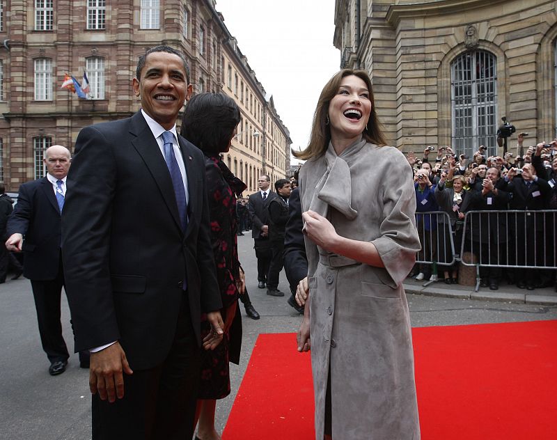 Obama y  Bruni ríen a la entrada del palacio de Rohan.