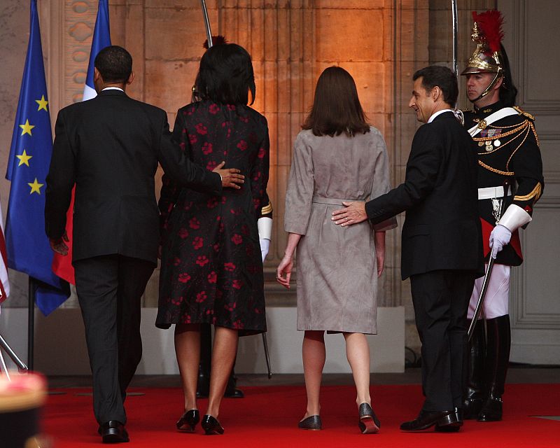 Los Obama, Sarkozy y Bruni se dirigen al interior del palacio Rohan