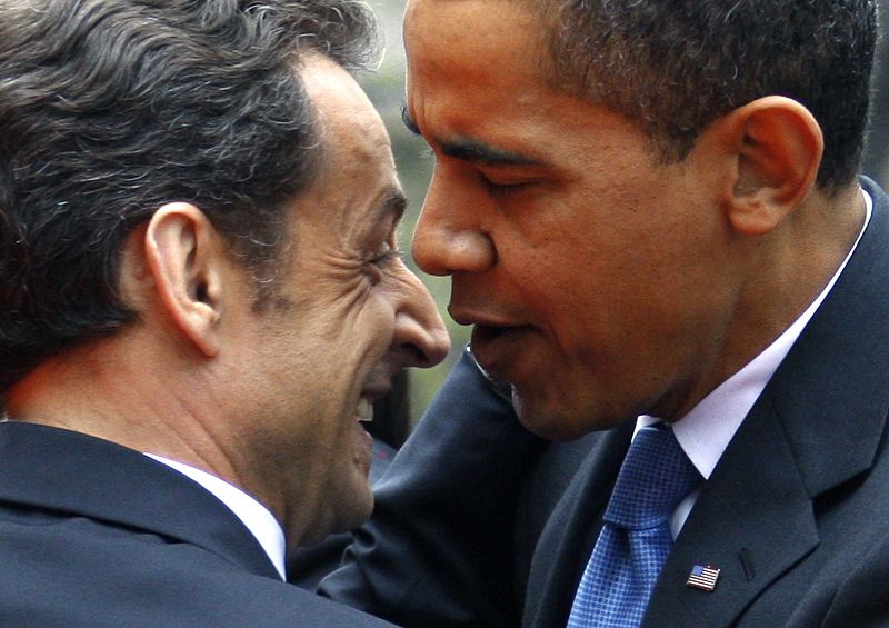 Obama abraza a Sarkozy a su llegada al palacio de Rohan, en Estrasburgo