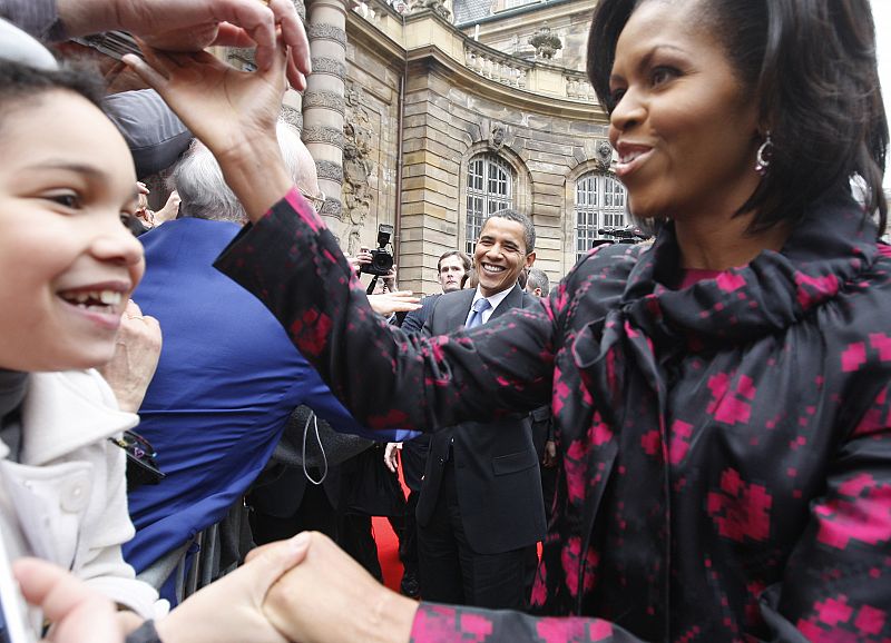 Obama saludan a la multitud que se ha agolpado en los alrededores del palacio Rohan